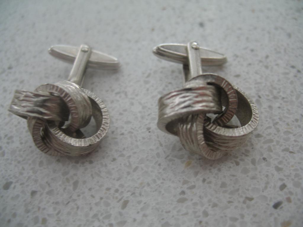 Manchet Knopen Zilverkleurig * Double Knot Vintage, Sieraden, Tassen en Uiterlijk, Manchetknopen, Ophalen of Verzenden, Zo goed als nieuw
