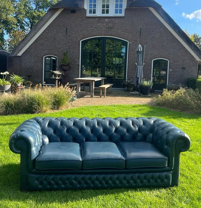 Blauwe 3-zits Chesterfield bank in zeer goede staat, Huis en Inrichting, Driepersoons, Ophalen of Verzenden, Zo goed als nieuw