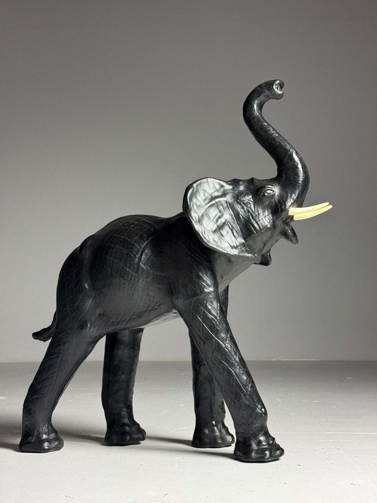 Olifant leder klassiek Engels, Ophalen of Verzenden, Zo goed als nieuw, Dier