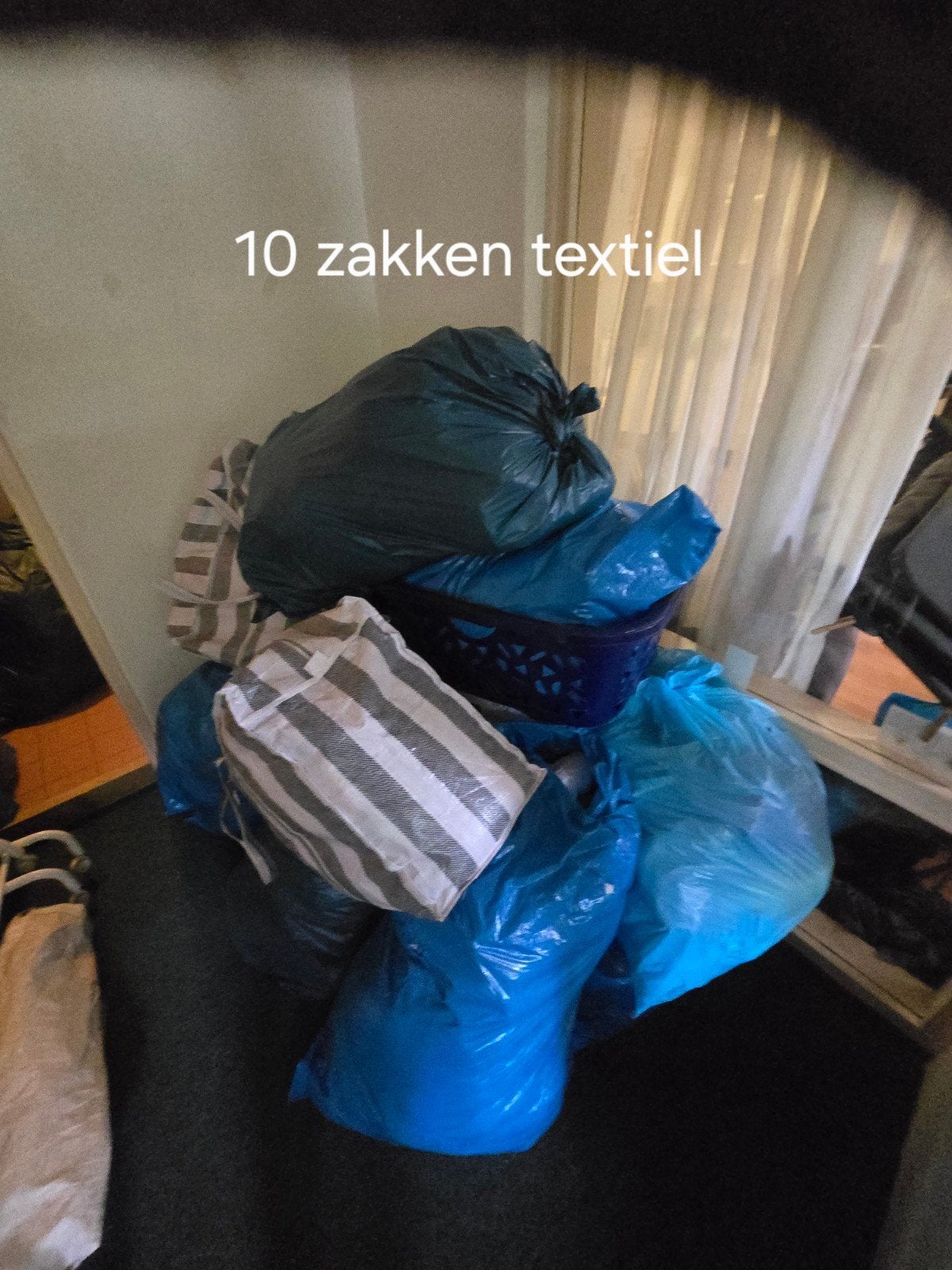 10 volle grote vuilniszakken met textiel, Ophalen