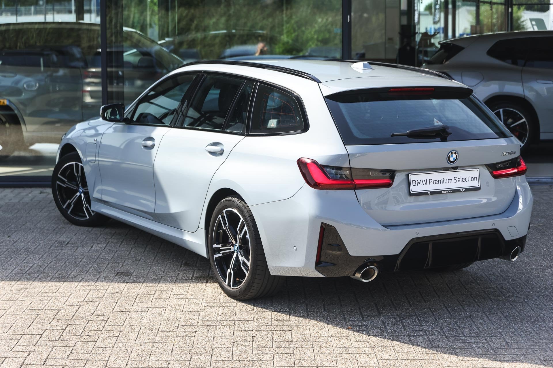 BMW 3 Serie Touring 330e M Sport Automaat / Sportstoelen / A, Achterwielaandrijving, Gebruikt, Zwart, 4 cilinders