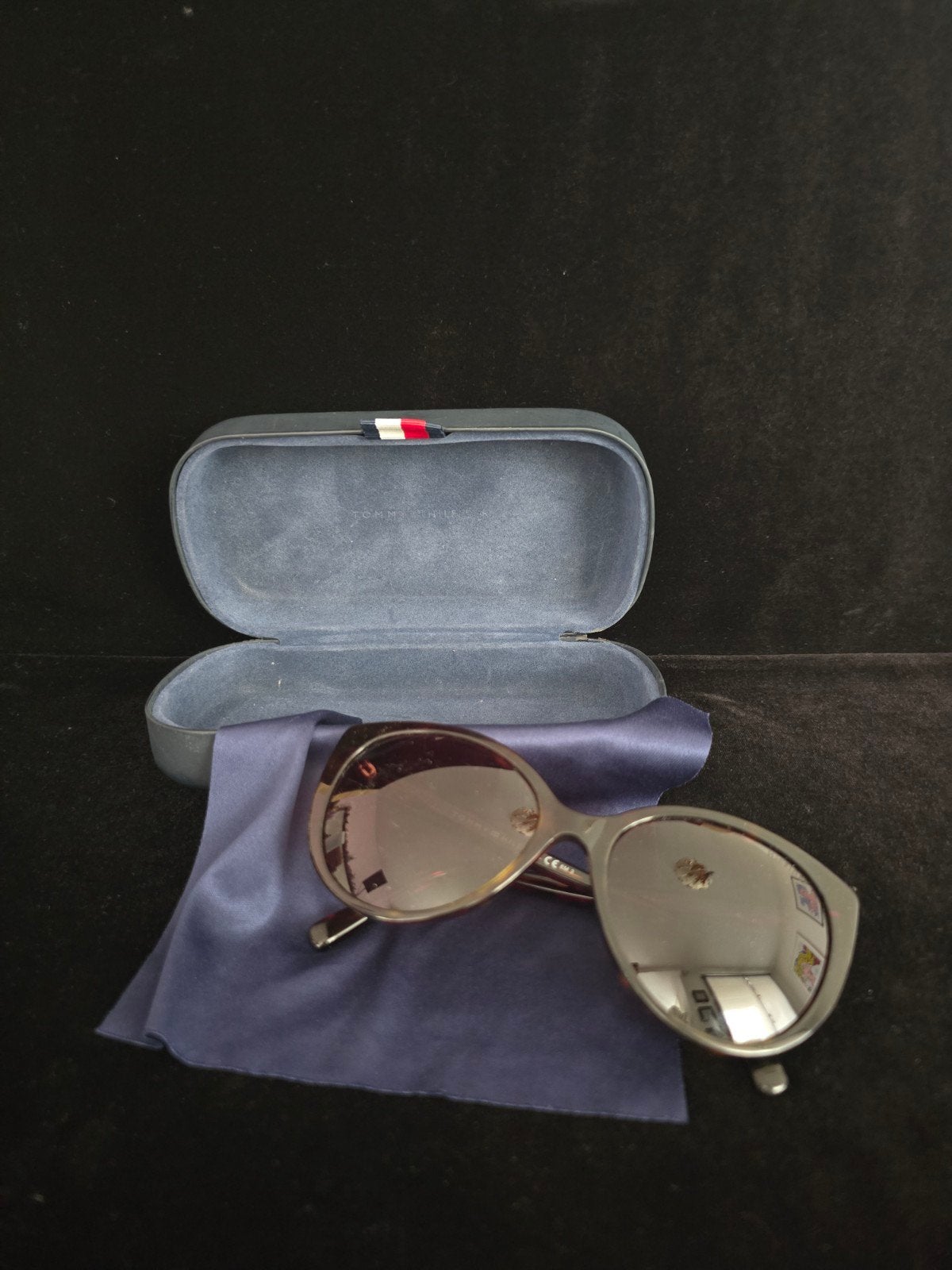Zonnebril Tommy Hilfiger, model TH 1573/S, gemerkt op glas L, Overige merken, Zonnebril, Bruin, Ophalen of Verzenden