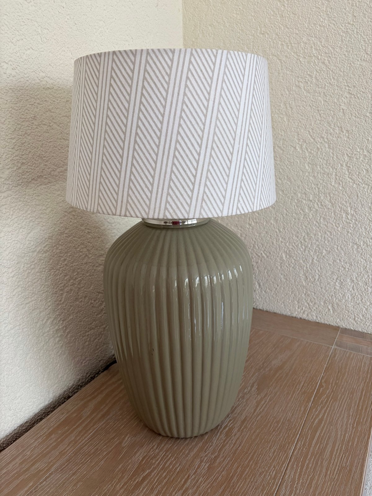 Riviera Maison Tafellamp met Grijze Voet en Gestreept Kap, Ophalen, Keramiek, Riviera Maison, Met kap
