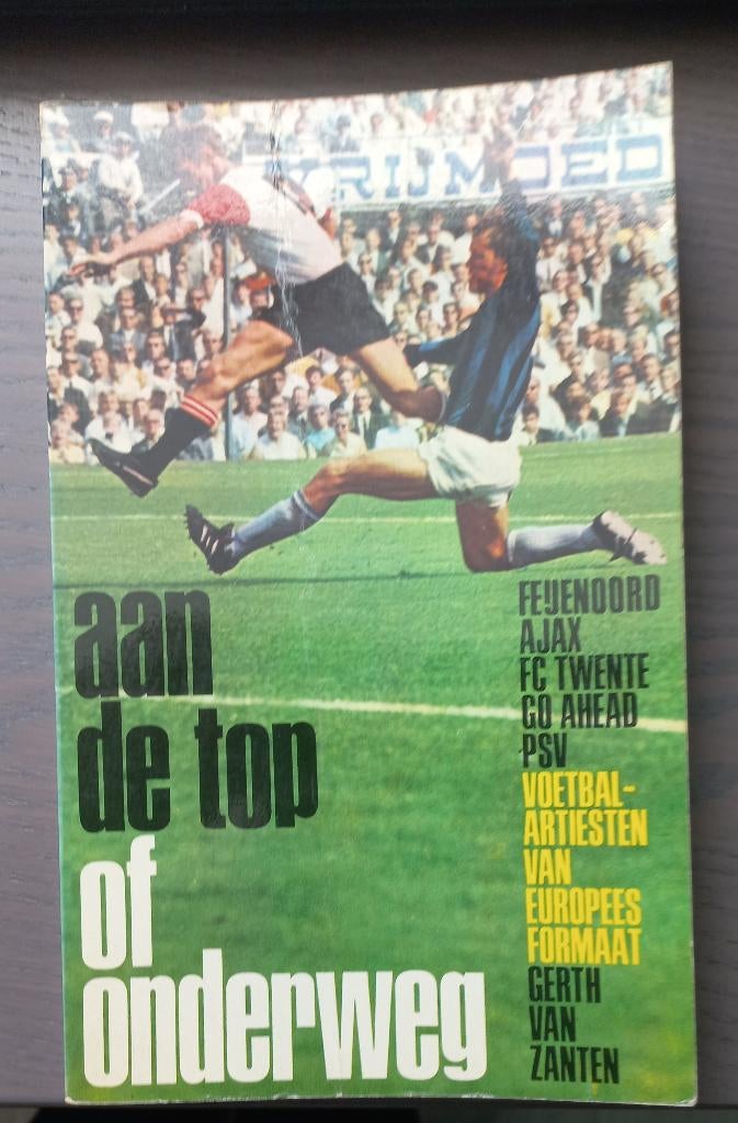 voetbalboek: Aan de top of onderweg, Ophalen of Verzenden, Gelezen, Balsport