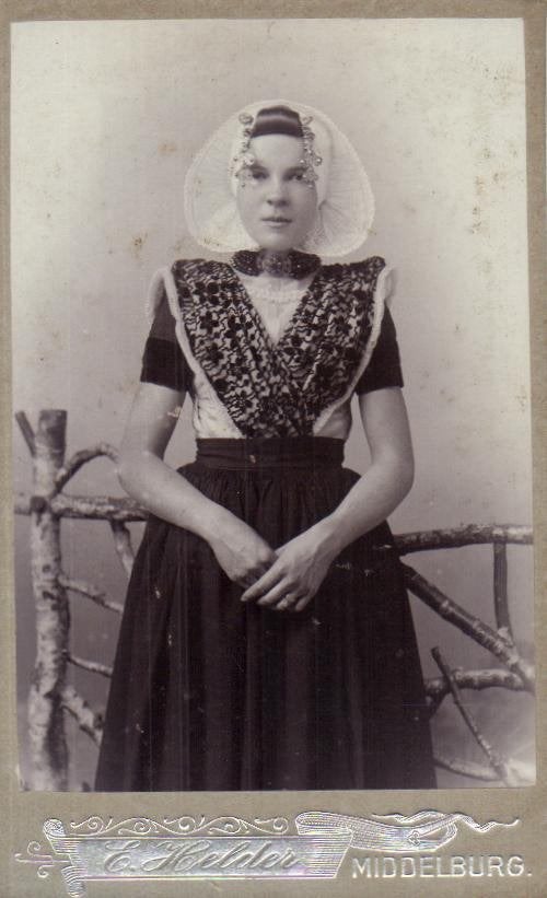 CDV - E. Helder-Middelburg- DAME in Zeeuwse Dracht, Gebruikt, Foto, Klederdracht, Ophalen of Verzenden