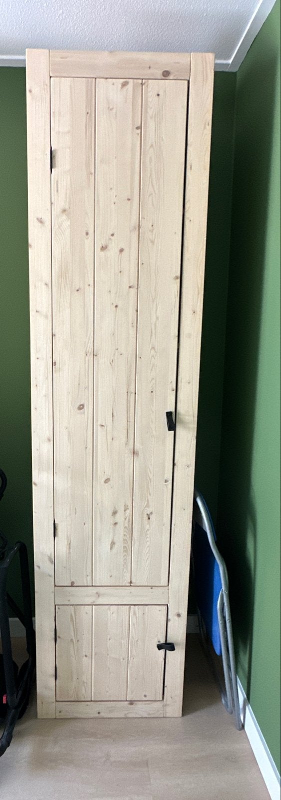 Nieuwe Smalle houten kast met planken - veel opbergruimte, Ophalen, Met plank(en), 200 cm of meer, 50 tot 100 cm