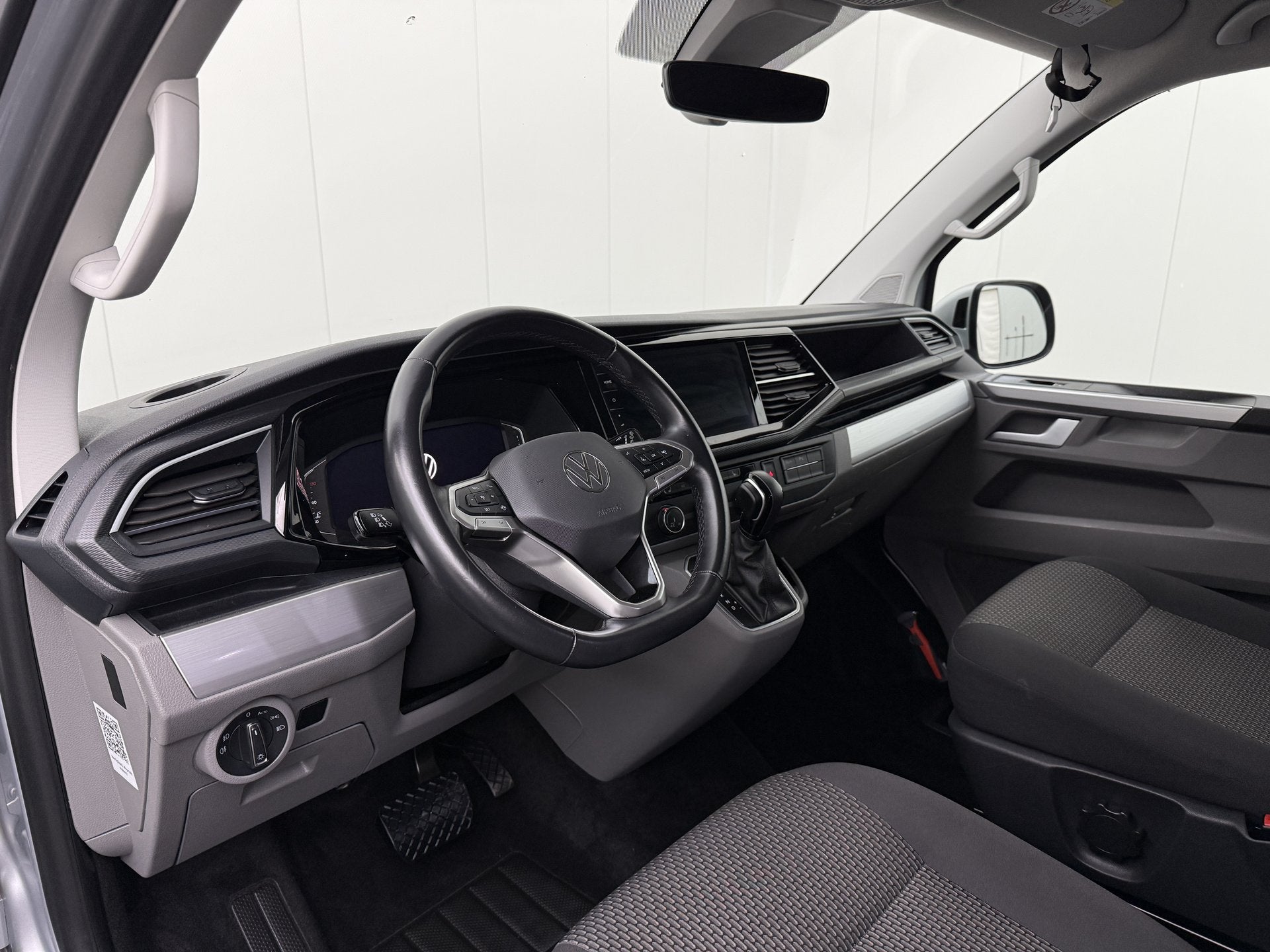 Volkswagen Transporter 2.0TDI 150PK DG Automaat Lang Bulli E, Auto's, Dealer onderhouden, Gebruikt, Euro 6, 4 cilinders