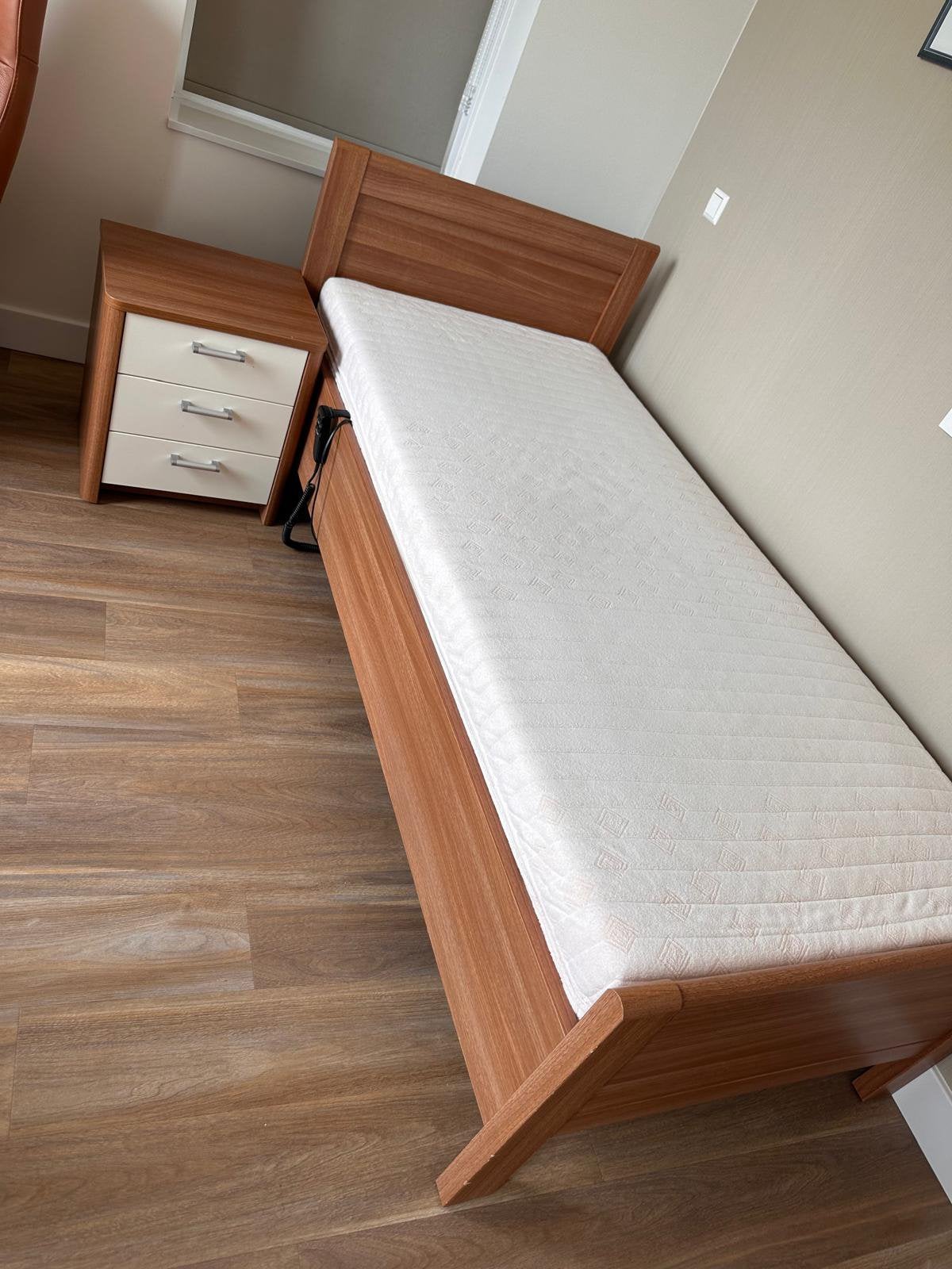 Electrisch verstelbaar senioren bed (90x200), Huis en Inrichting, Slaapkamer | Bedden, Ophalen, Verstelbaar, 90 cm, Eenpersoons