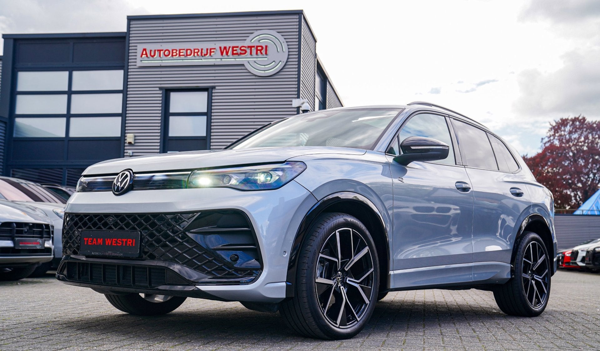 Volkswagen Tiguan 1.5 eTSI R-Line Edition | 360 camera | Mas, Dealer onderhouden, 1498 cc, Zwart, 4 cilinders