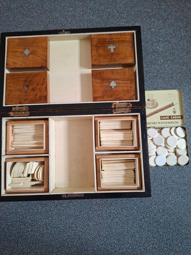 Oude speel- kaart, of poker doos., Ophalen