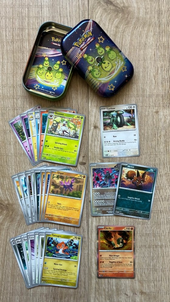 Smoliv mini tin met 25 Pokémon kaarten (2 reverse, 1 holo), Ophalen of Verzenden, Zo goed als nieuw, Meerdere kaarten, Foil