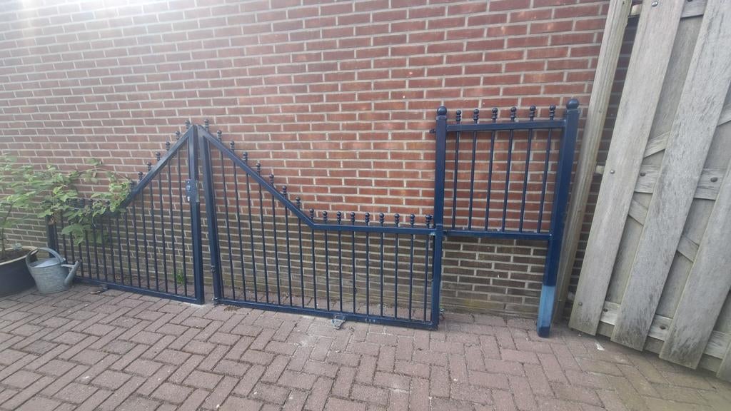 Elektrisch hek/poort met los hekje (350cm + 75cm), Ophalen, Zo goed als nieuw, IJzer, Met poort