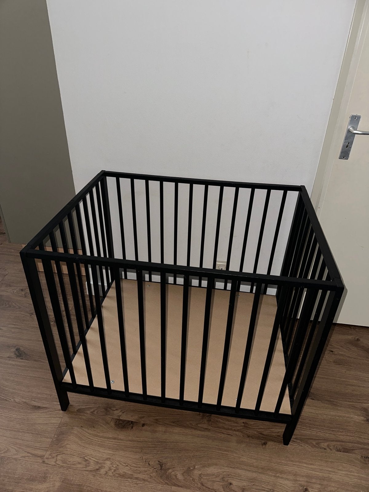 Zwarte houten box voor baby of peuter, Ophalen of Verzenden, Gebruikt, Vierkant, In hoogte verstelbaar