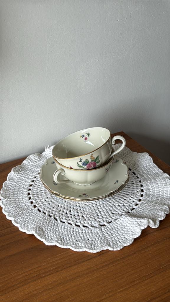 Vintage whimsical bloemen kop en schotel set, Ophalen of Verzenden