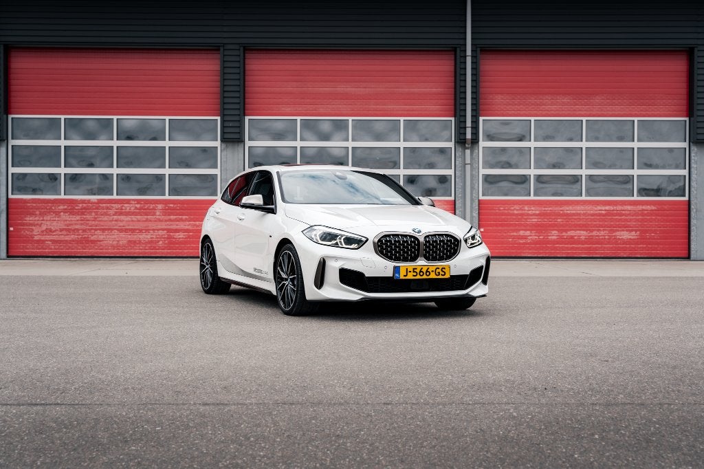 BMW M135i | 306 PK | 2020 | Panodak | HUD | Harman Kardon, Auto's, BMW, 1998 cc, 4 cilinders, Alcantara, Wit