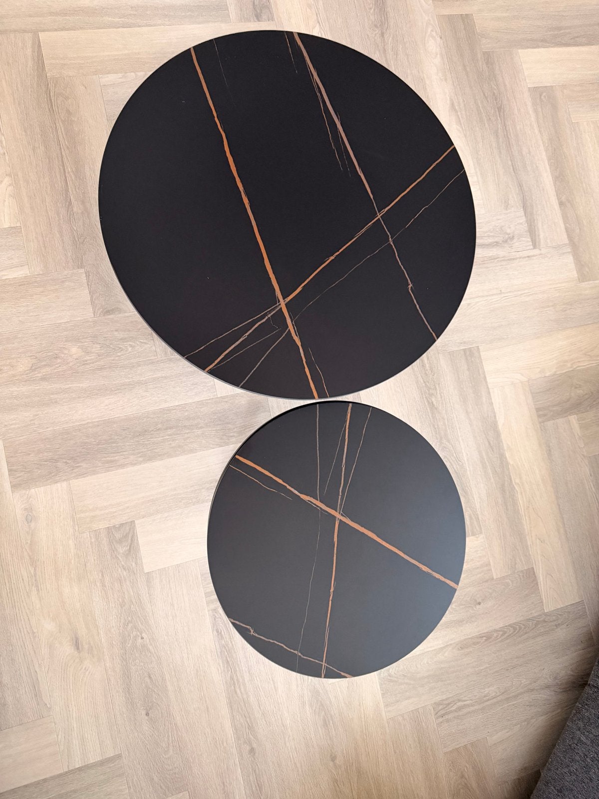 Foto 3 van Set van 2 ronde salontafels - marmerlook zwart/goud