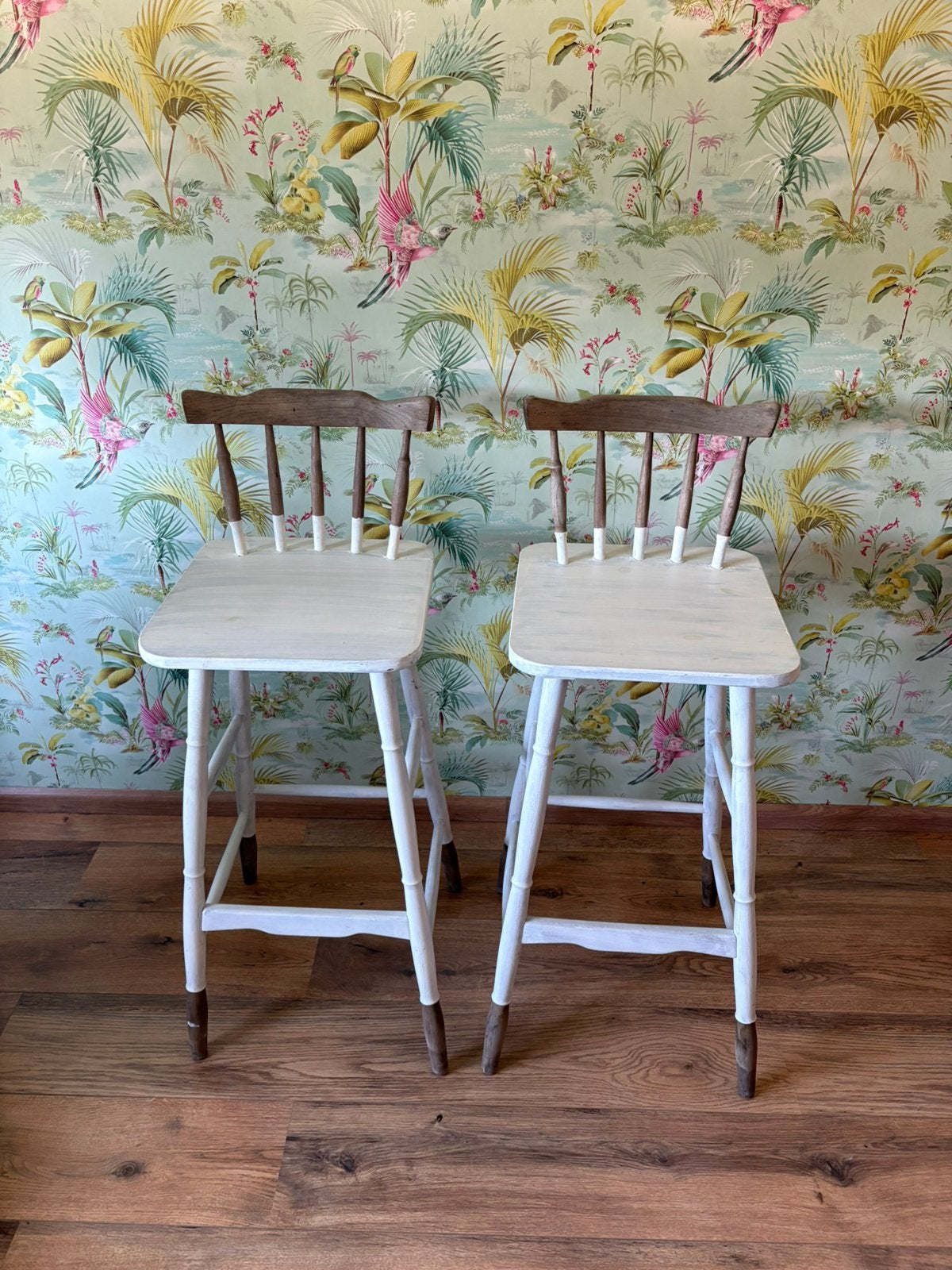 Set van 2 vintage handgemaakte barstoelen hout & wit, Ophalen, Zo goed als nieuw, 90 cm of meer, Hout