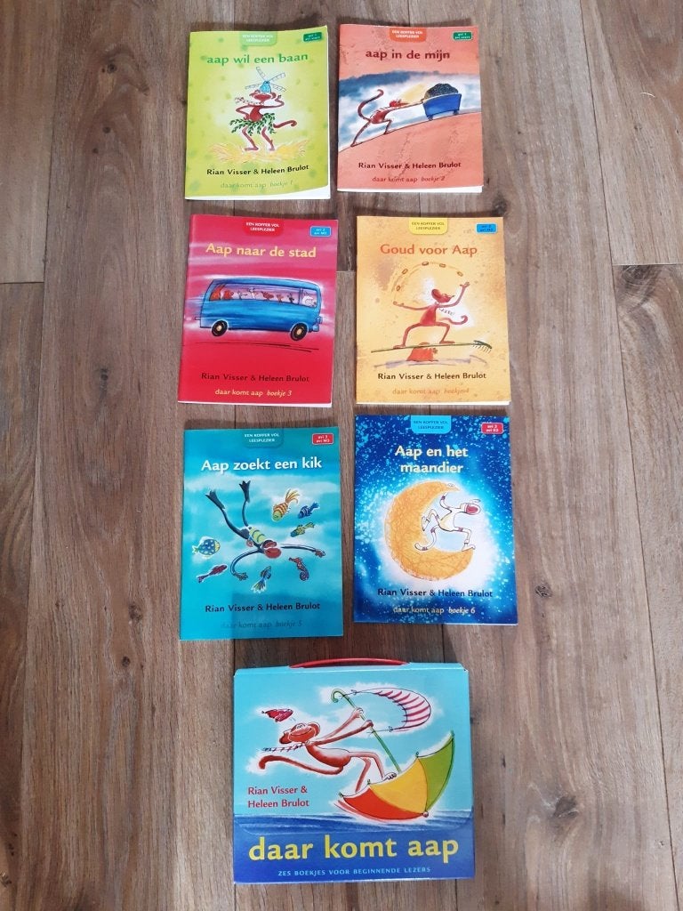 Daar Komt Aap Boeken met Koffertje Avi 1tot Avi 3, Ophalen of Verzenden, Zo goed als nieuw, Rian Visser Heleen Brulot, Fictie algemeen