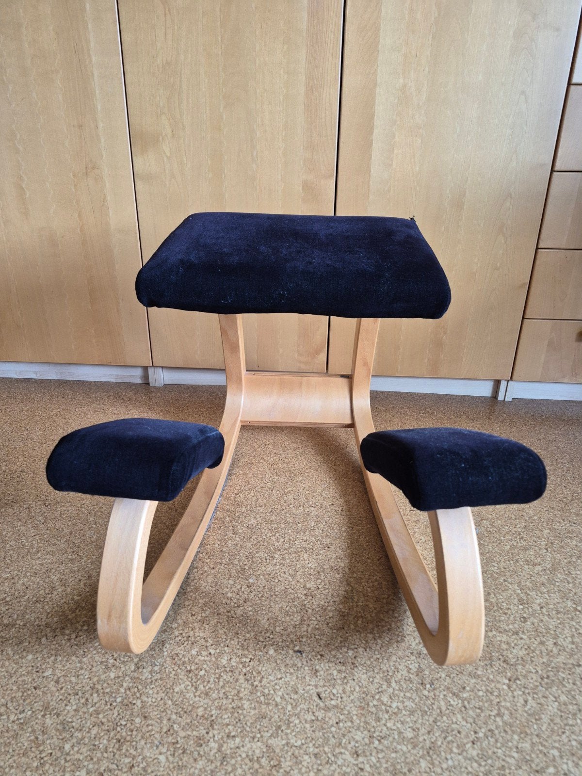 Varier Stokke kniestoel - Ergonomisch en comfortabel, Huis en Inrichting, Stoelen, Ergonomisch, Scandinavisch, Gebruikt, Zwart