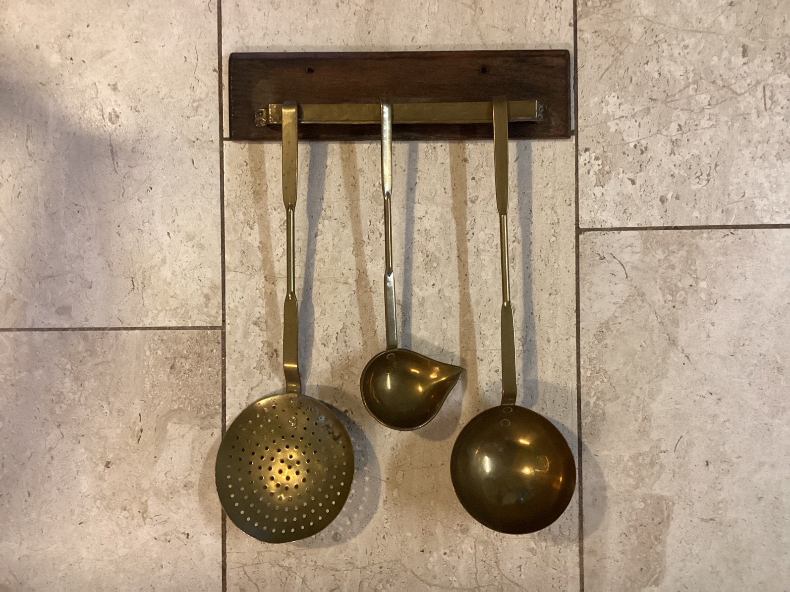 Antiek Decoratief Houten Rek met Koperen Schuimspaan/Lepels, Antiek en Kunst, Ophalen of Verzenden