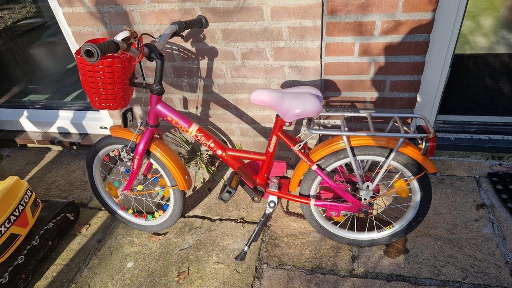 Roze Loekie meisjesfiets 16 inch  met mandje en kraaltjes, Fietsen en Brommers, Fietsen | Meisjes, Ophalen, Gebruikt, Loekie, Handrem