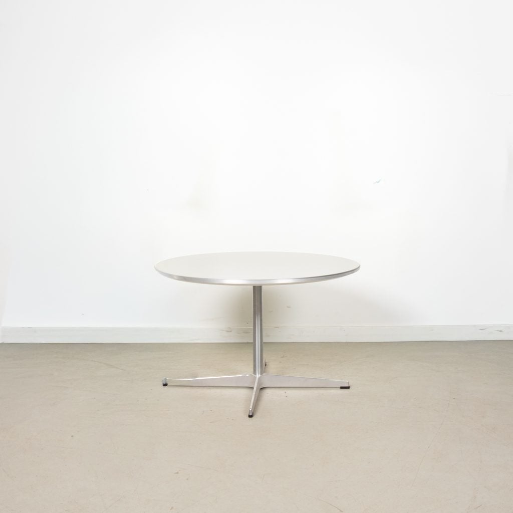 Fritz Hansen A222 Tafel Rond Wit Ø75 cm - Aluminium, Niet ingevuld, Zo goed als nieuw, Niet ingevuld, Niet ingevuld