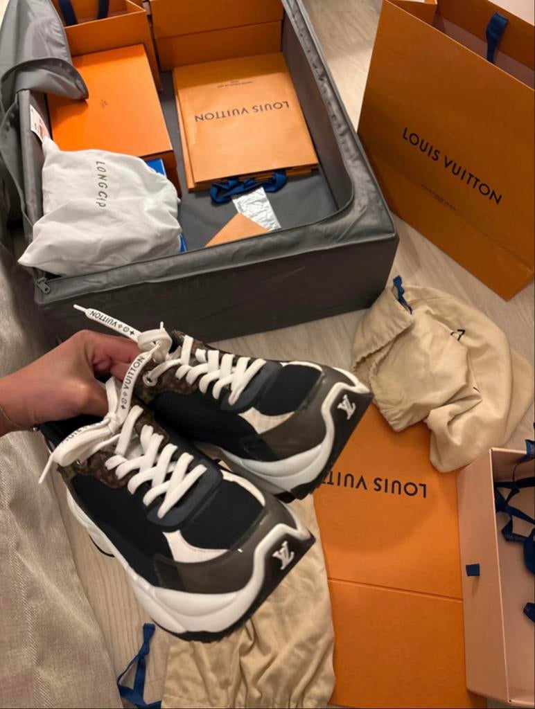 Louis Vuitton Run 55 sneakers, Ophalen of Verzenden, Zo goed als nieuw, Zwart, Sneakers of Gympen