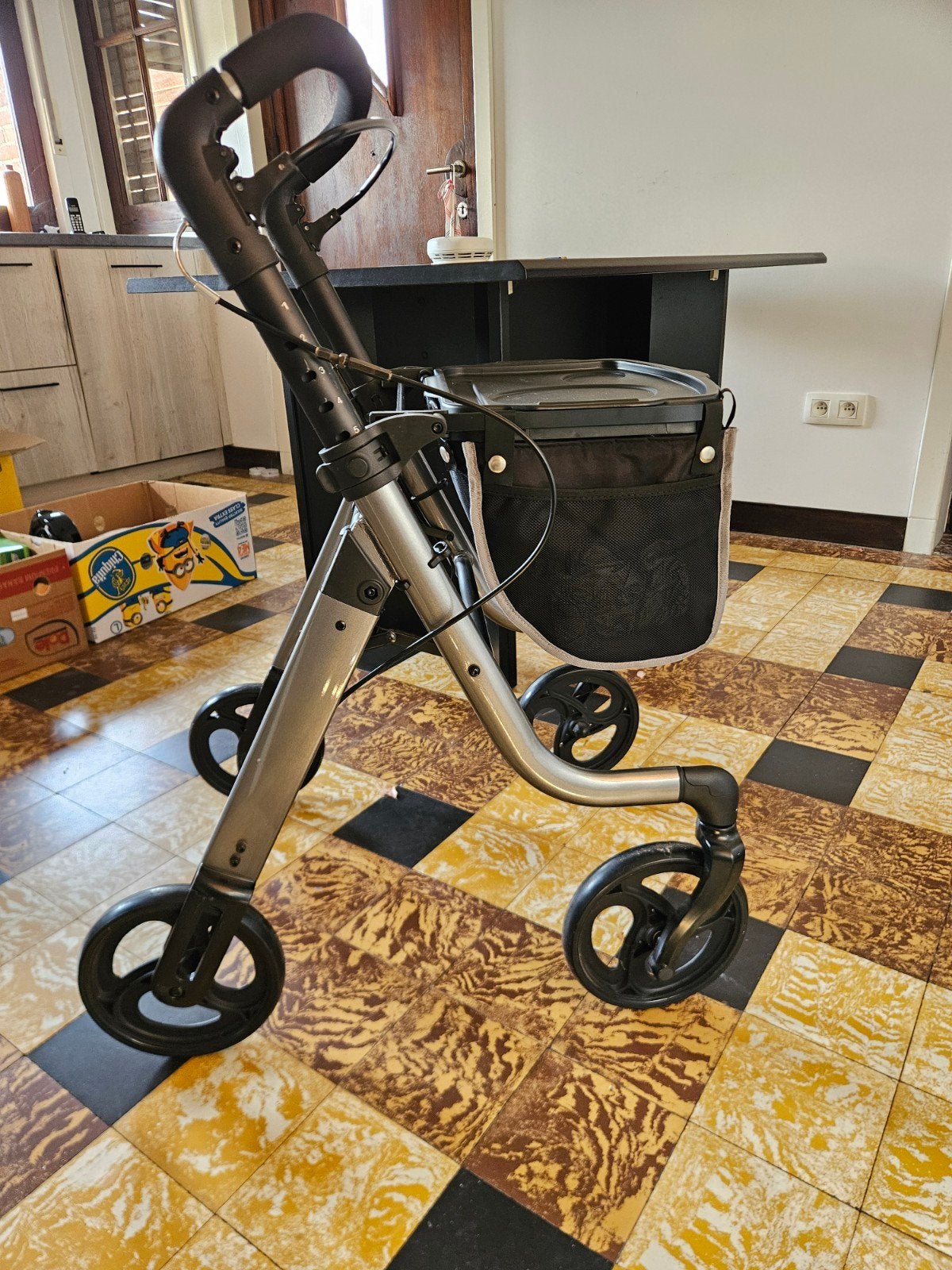 Rollator voor in huis., Ophalen, Lichtgewicht, Zo goed als nieuw