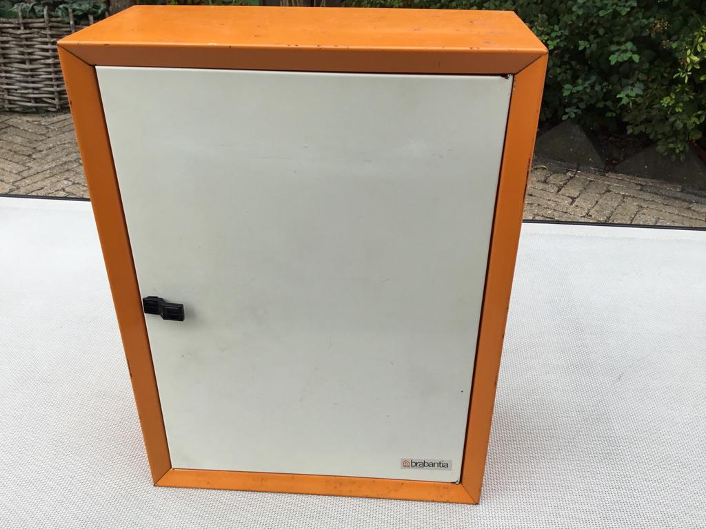 Brabantia medicijnkast, Ophalen