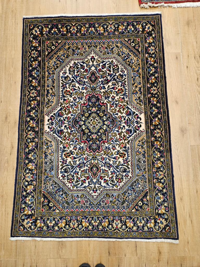 Vintage handgeknoopt perzisch tapijt ghom 161x106, Info@SlatsAntiek.nl, Tweedehands, 100 tot 150 cm, Perzisch