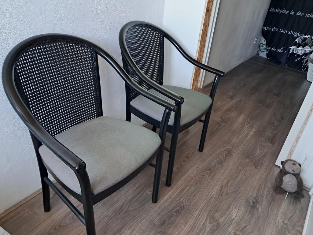 Heerlijke stoelen zwart rotan gratis af te halen, Huis en Inrichting, Tafels | Eettafels, Ophalen, Rond, 50 tot 100 cm, 50 tot 100 cm