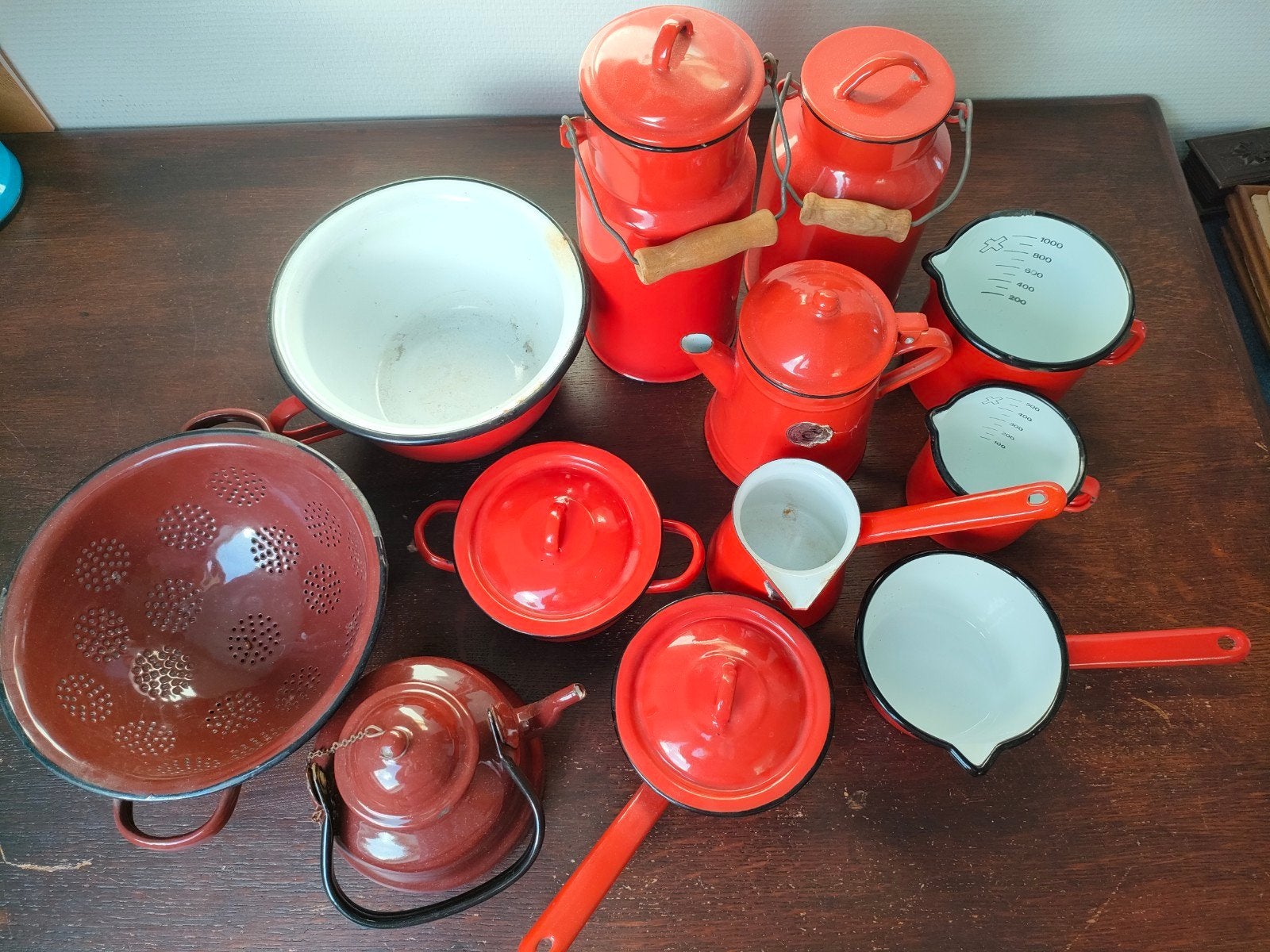 collectie rood/bruin vintage emaille en blikken bussen, Ophalen