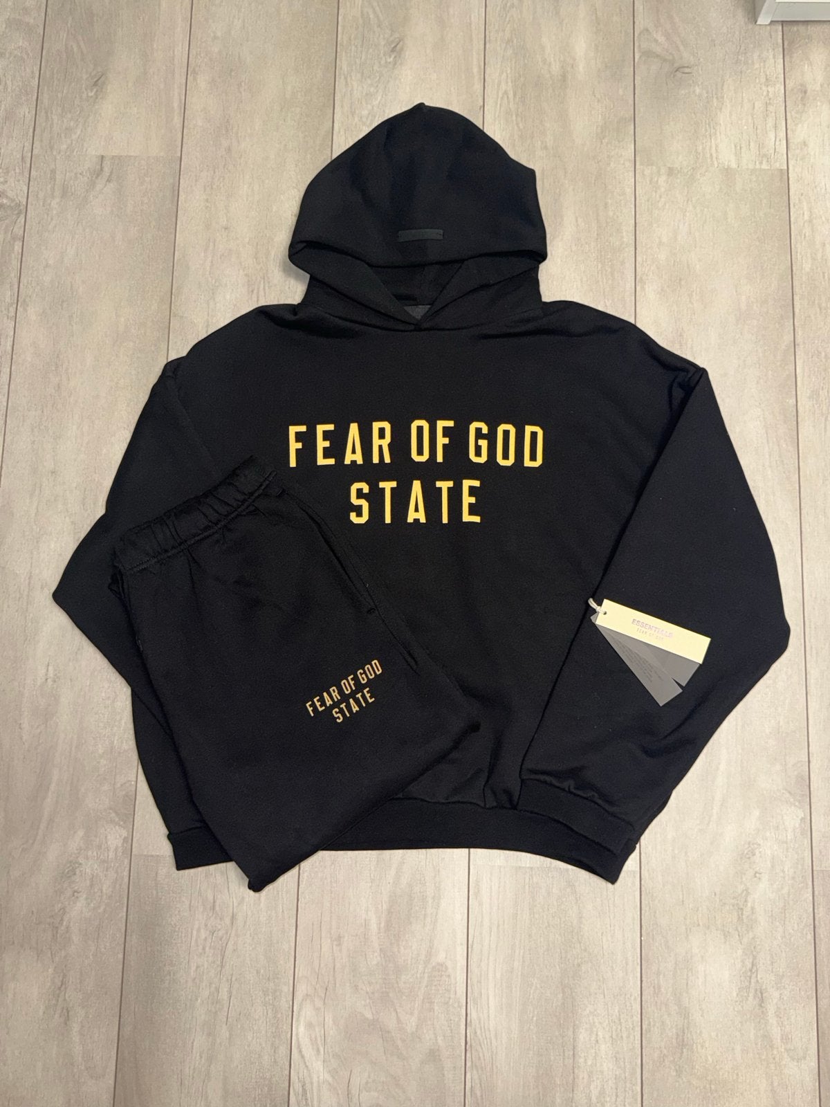 Fear of God Essentials trainingspak Black Yellow XL, Ophalen of Verzenden, Nieuw, Maat 56/58 (XL)