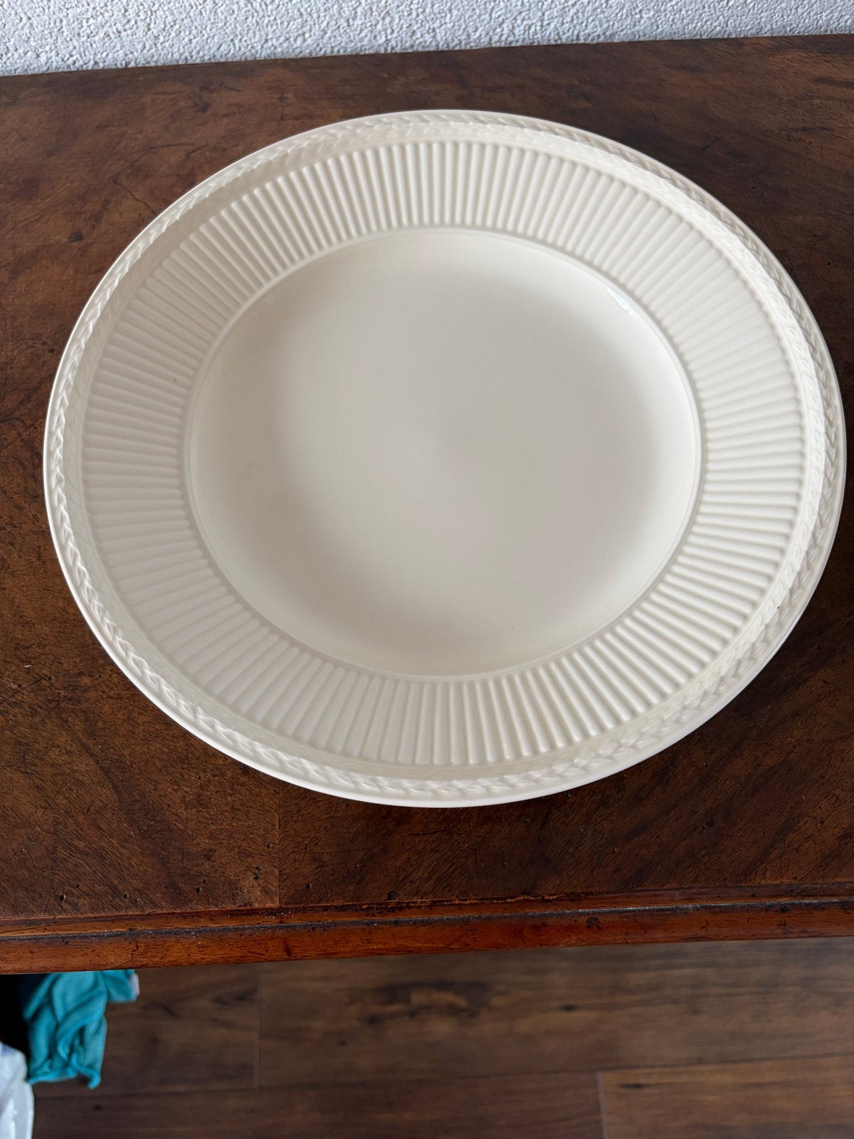 Wedgwood Edme Queen's Ware serveerschaal 30 cm, Huis en Inrichting, Ophalen of Verzenden, Wedgwood, Klassiek, Keramiek