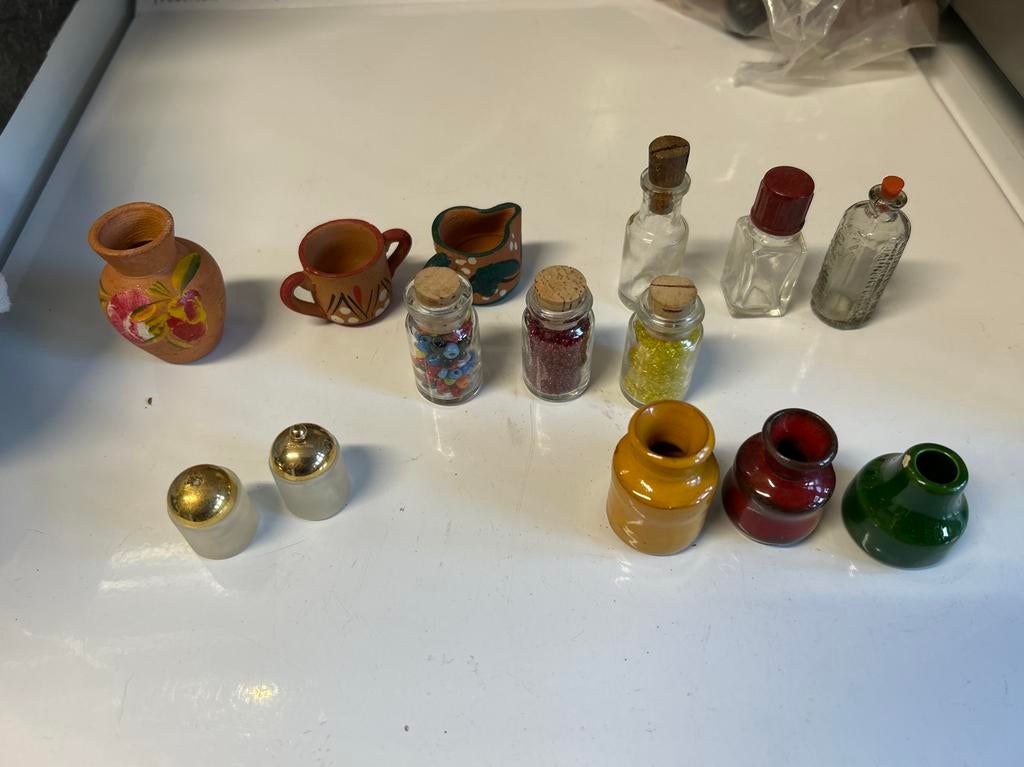 Vintage letterbak poppenhuis miniatuur keramiek glas flesjes, Ophalen of Verzenden, Gebruikt, Poppenhuis