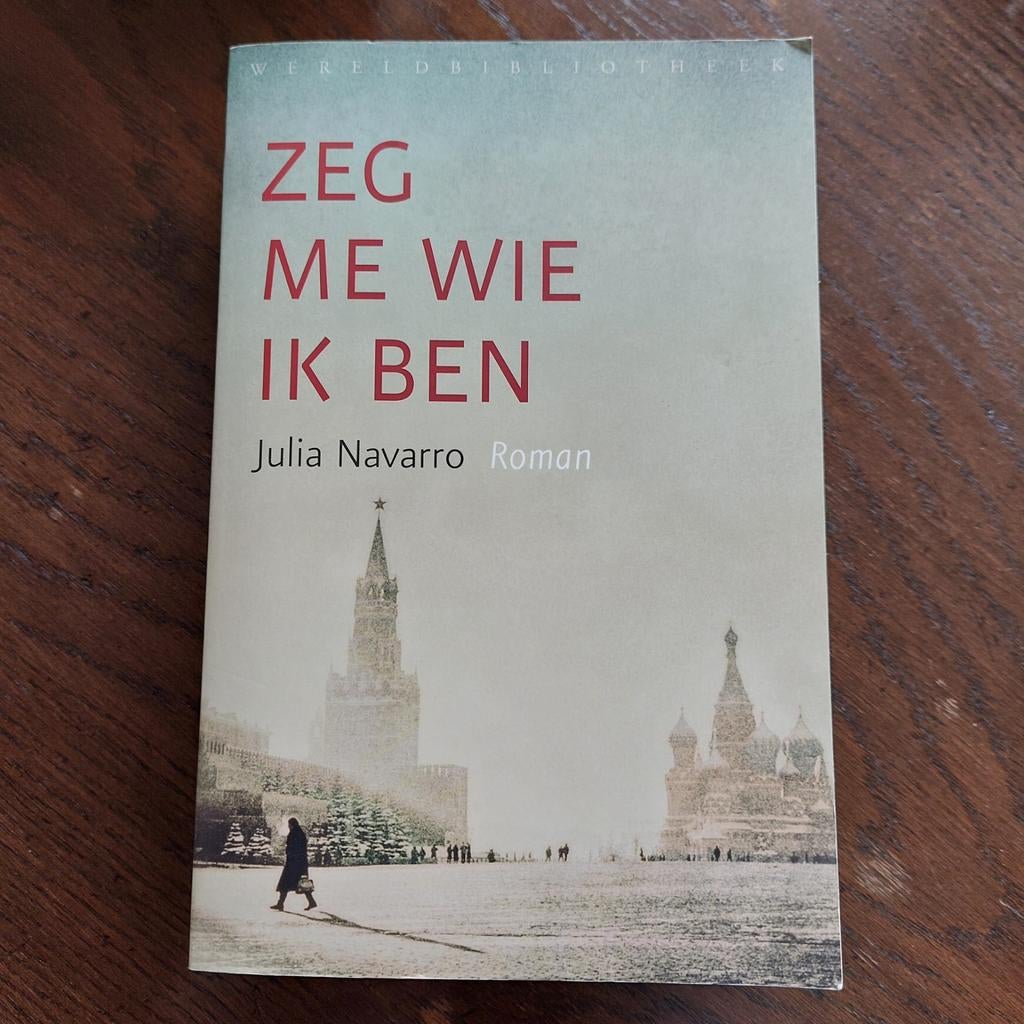 Julia Navarro - Zeg me wie ik ben, Boeken, Ophalen of Verzenden, Zo goed als nieuw, Julia Navarro