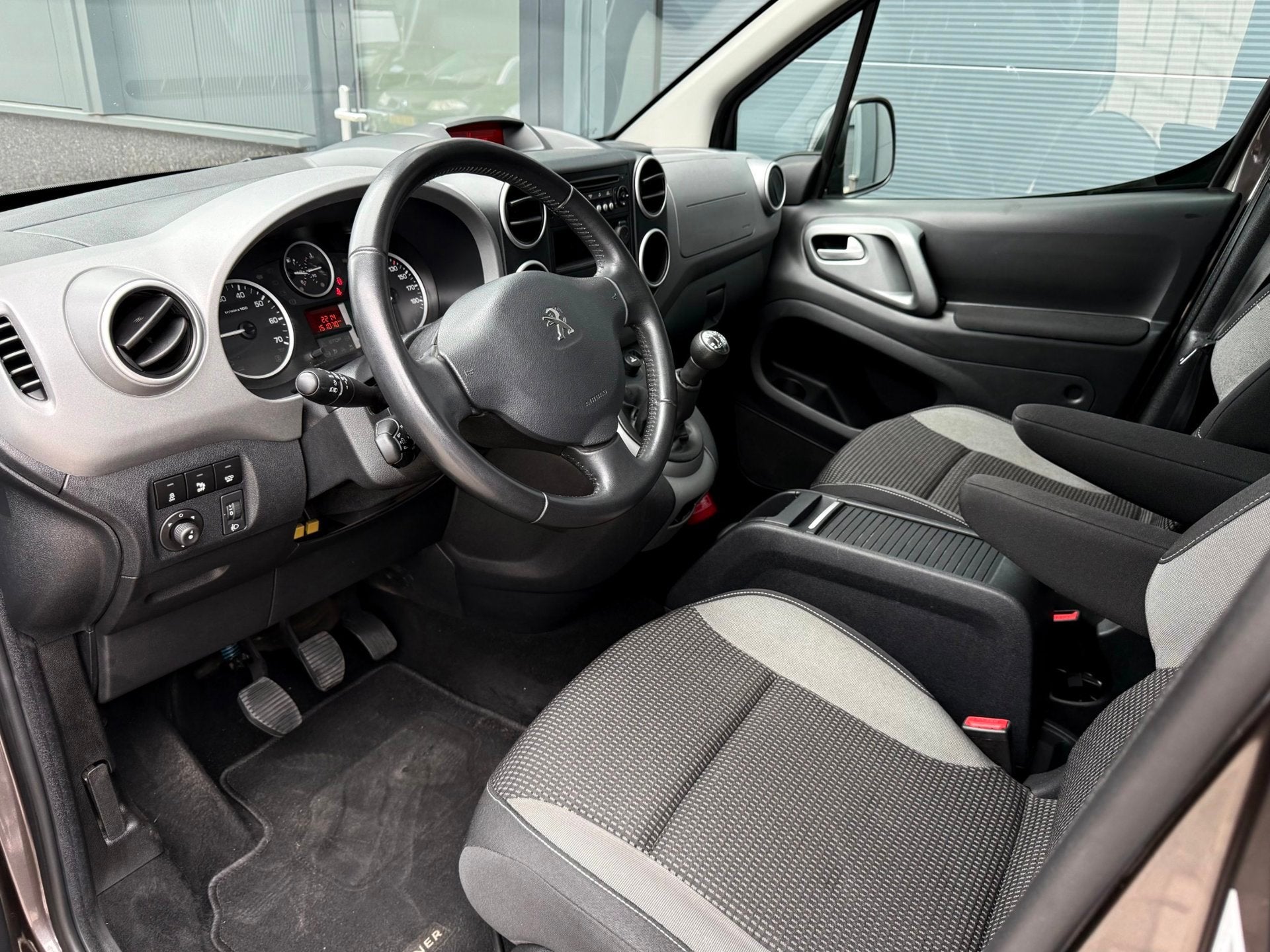 Peugeot Partner Tepee 1.2 PureTech Active, Auto's, Stof, Gebruikt, 1199 cc, Bruin