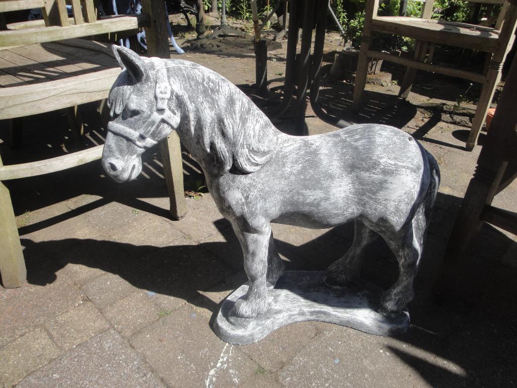 massief betonnen paard, Ophalen, Nieuw, Beton, Dierenbeeld