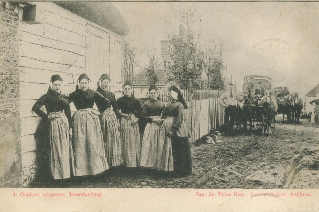 Ansichtkaart  Terschelling, Klederdracht / Koetsen., Ophalen of Verzenden, Voor 1920, Gelopen, Waddeneilanden
