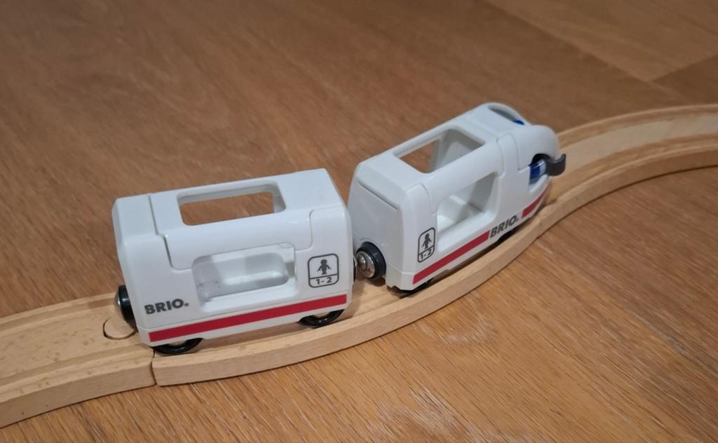 Brio Trein met 2 wagons, Ophalen of Verzenden, Gebruikt