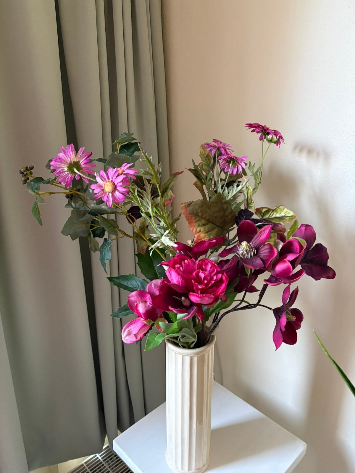 vaas compleet met zijdebloemen, Binnen, Nieuw, Ophalen of Verzenden, Inclusief kunstbloemen