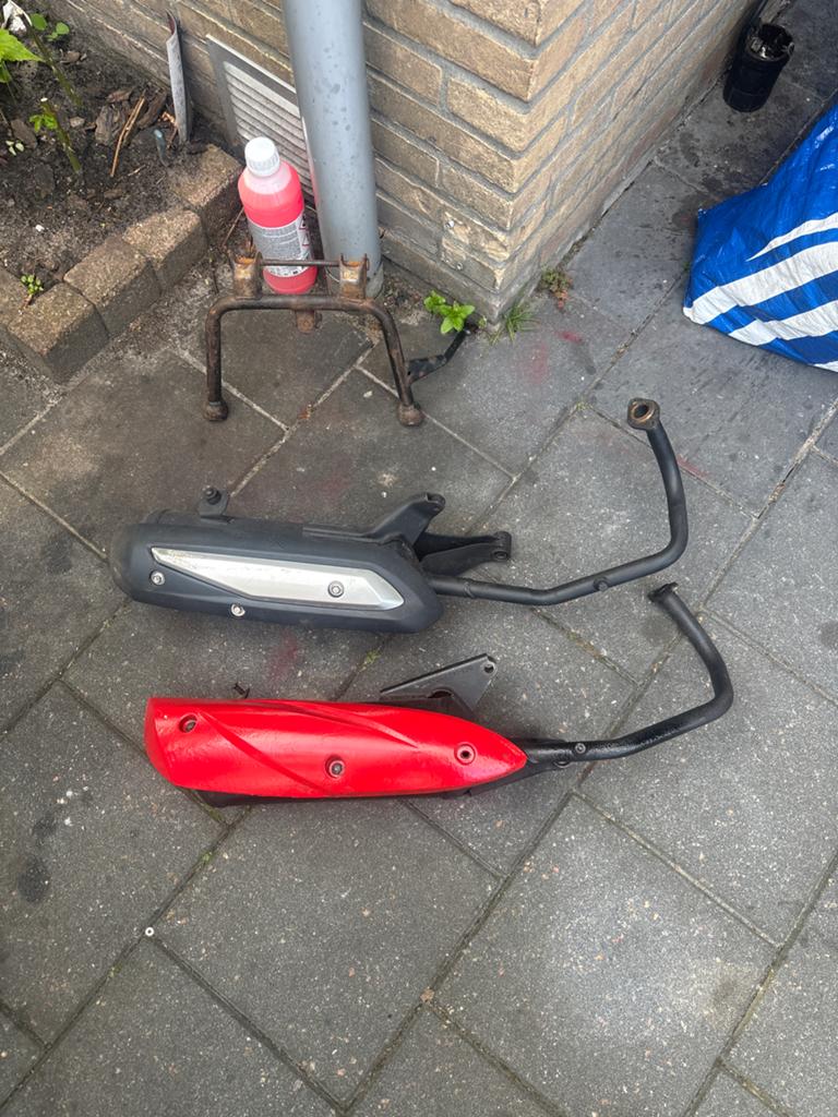 Scooter uitlaten - Rood en Zwart, Fietsen en Brommers, Brommeronderdelen | Scooters, Gebruikt, Overige merken, Uitlaat, Ophalen of Verzenden