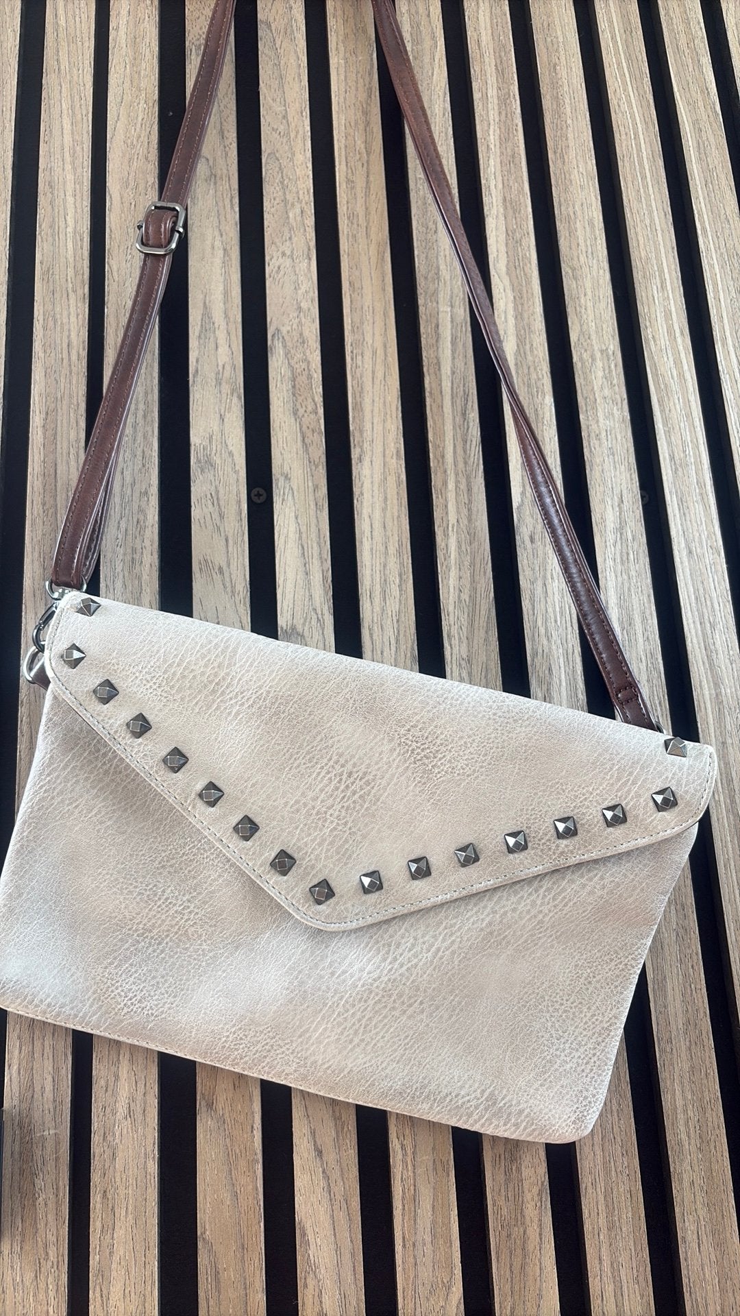 Stijlvolle Clutch/Schoudertas met Studs - Beige, Sieraden, Tassen en Uiterlijk, Tassen | Damestassen, Ophalen of Verzenden, Gebruikt