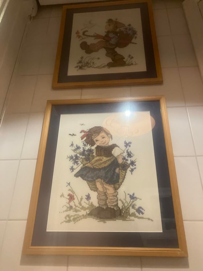 2 ingelijste borduurwerken: Hummel-stijl figuren, Ophalen of Verzenden, Gebruikt, Handborduren, Overige typen