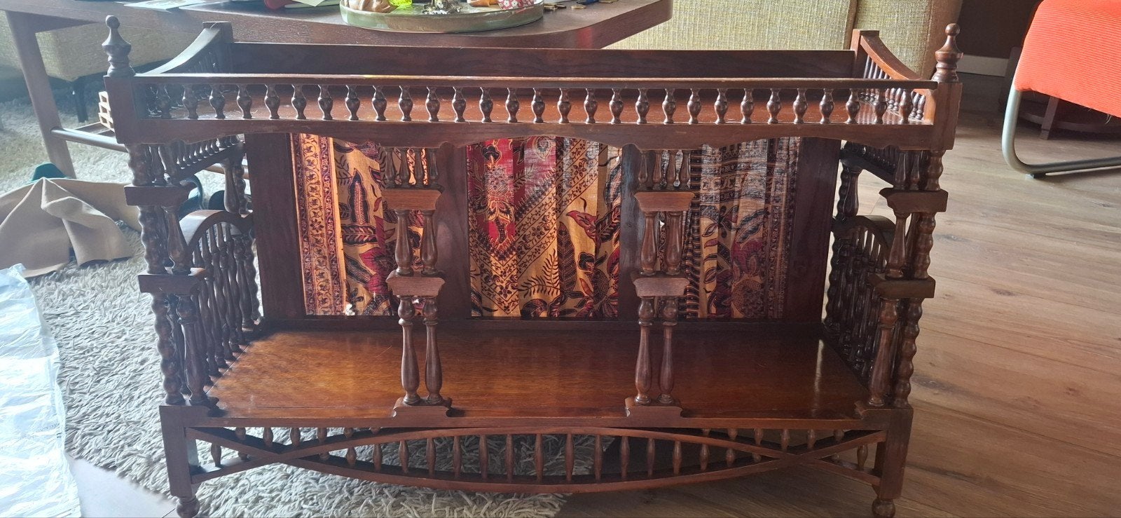 Sierlijk Oud Ophangkastje met Houten Spijlen en Stof, Ophalen