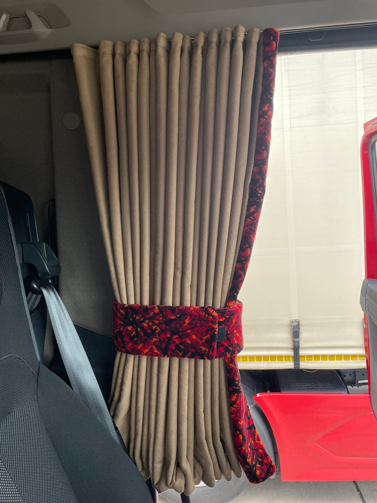 Nieuwe beige vrachtwagen gordijnen met rode pluche rand, Ophalen of Verzenden, Nieuw