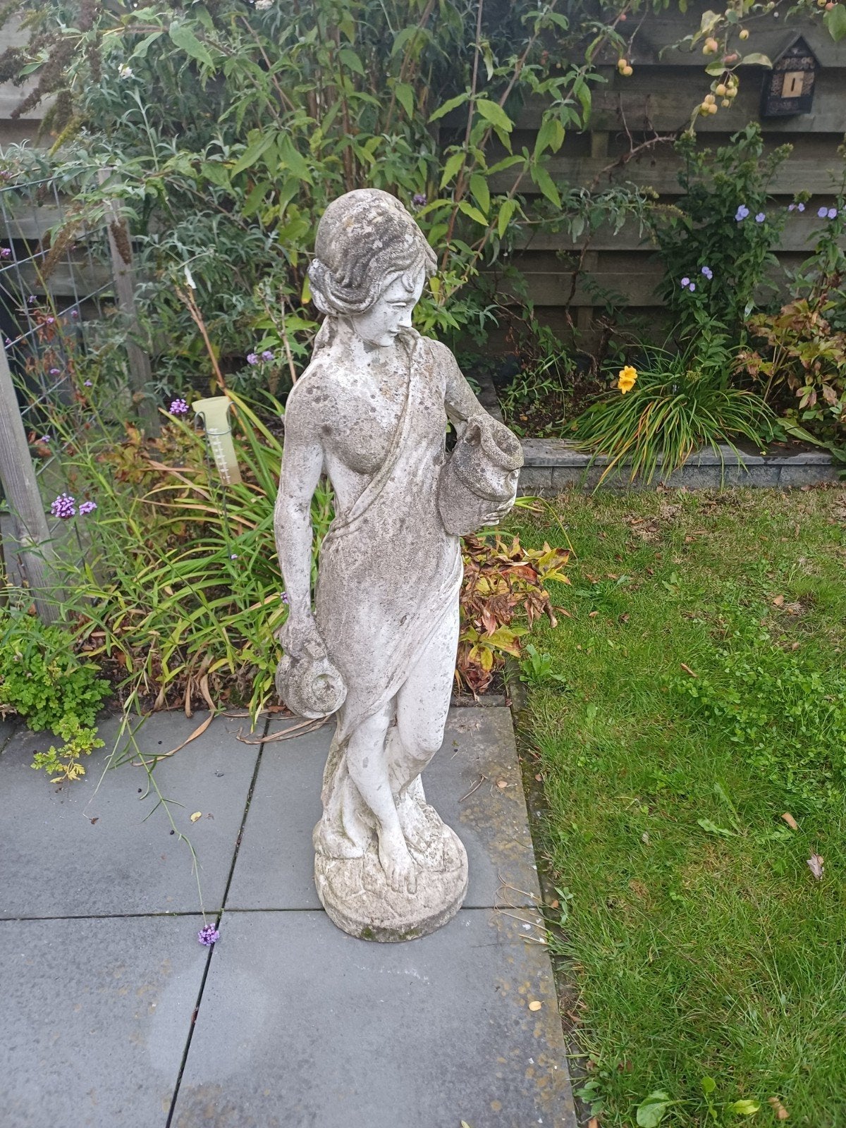 beeld vrouw met water kan, Tuin en Terras, Ophalen, Gebruikt, Steen, Mensenbeeld
