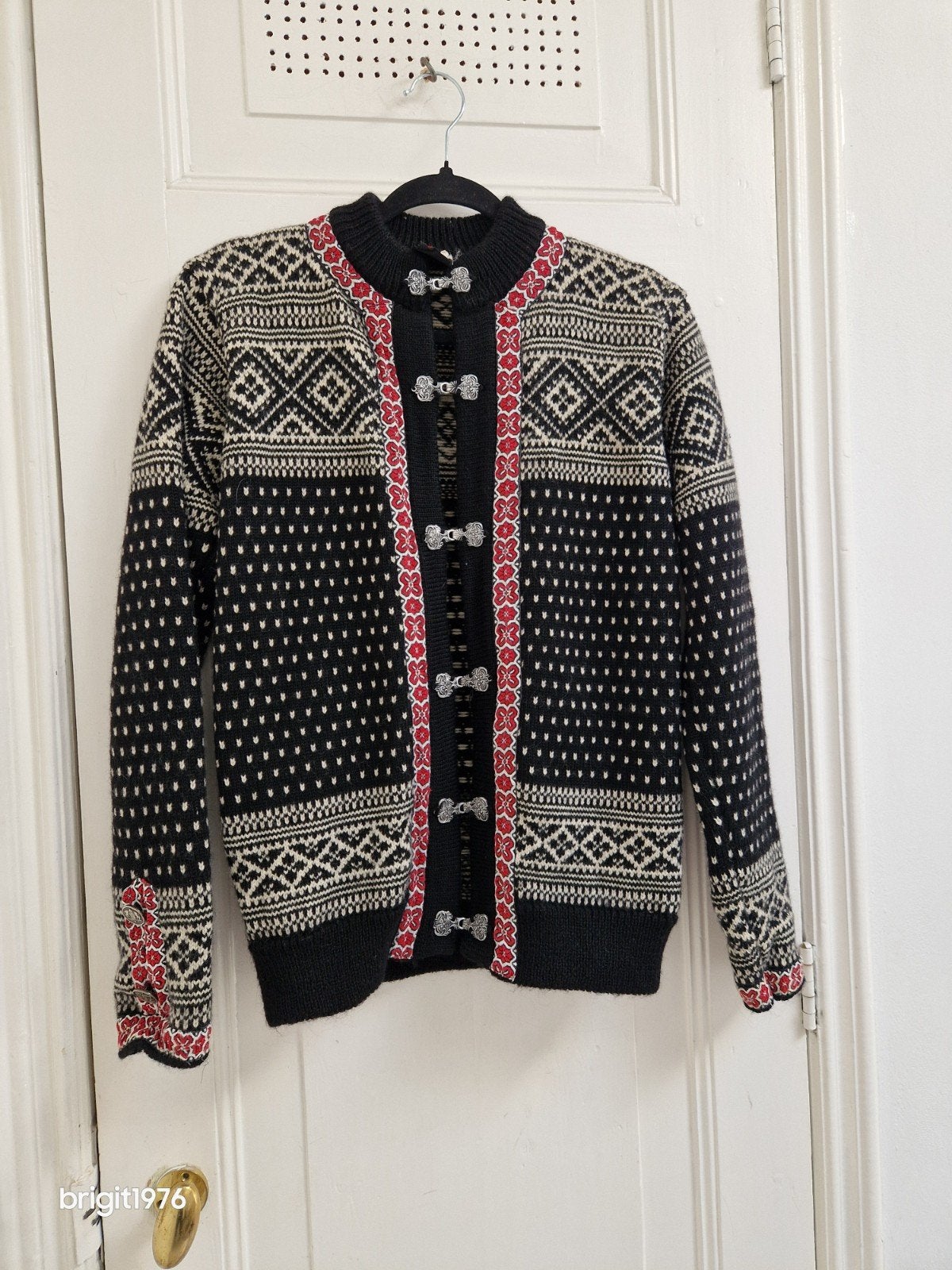 Prachtig Noors wollen vest met metalen sierknoopjes, Zwart, Ophalen of Verzenden, Onbekend, Maat 36 (S)
