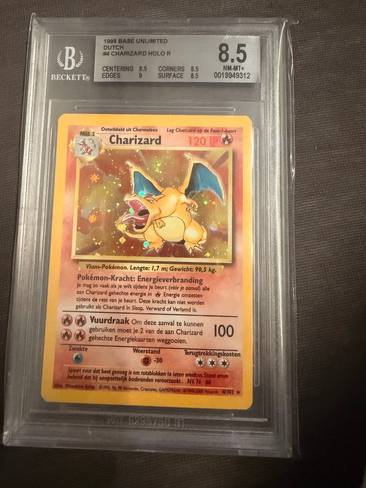 Nederlandse Charizard Holo–Beckett 8.5–1999 Base Set, Ophalen of Verzenden, Zo goed als nieuw, Losse kaart, Foil