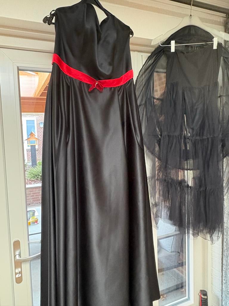 Zwarte met rode accenten koninginnen/bruidsjurk, Ophalen, Overige typen, Zwart, Maat 46/48 (XL) of groter